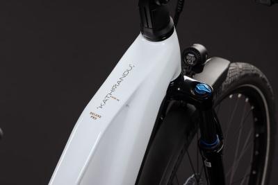 Cube Kathmandu Hybrid Deluxe Pro 800 metallicwhite'n'chrome Gr&ouml;&szlig;e: Trapeze 46 cm Produktbild 1